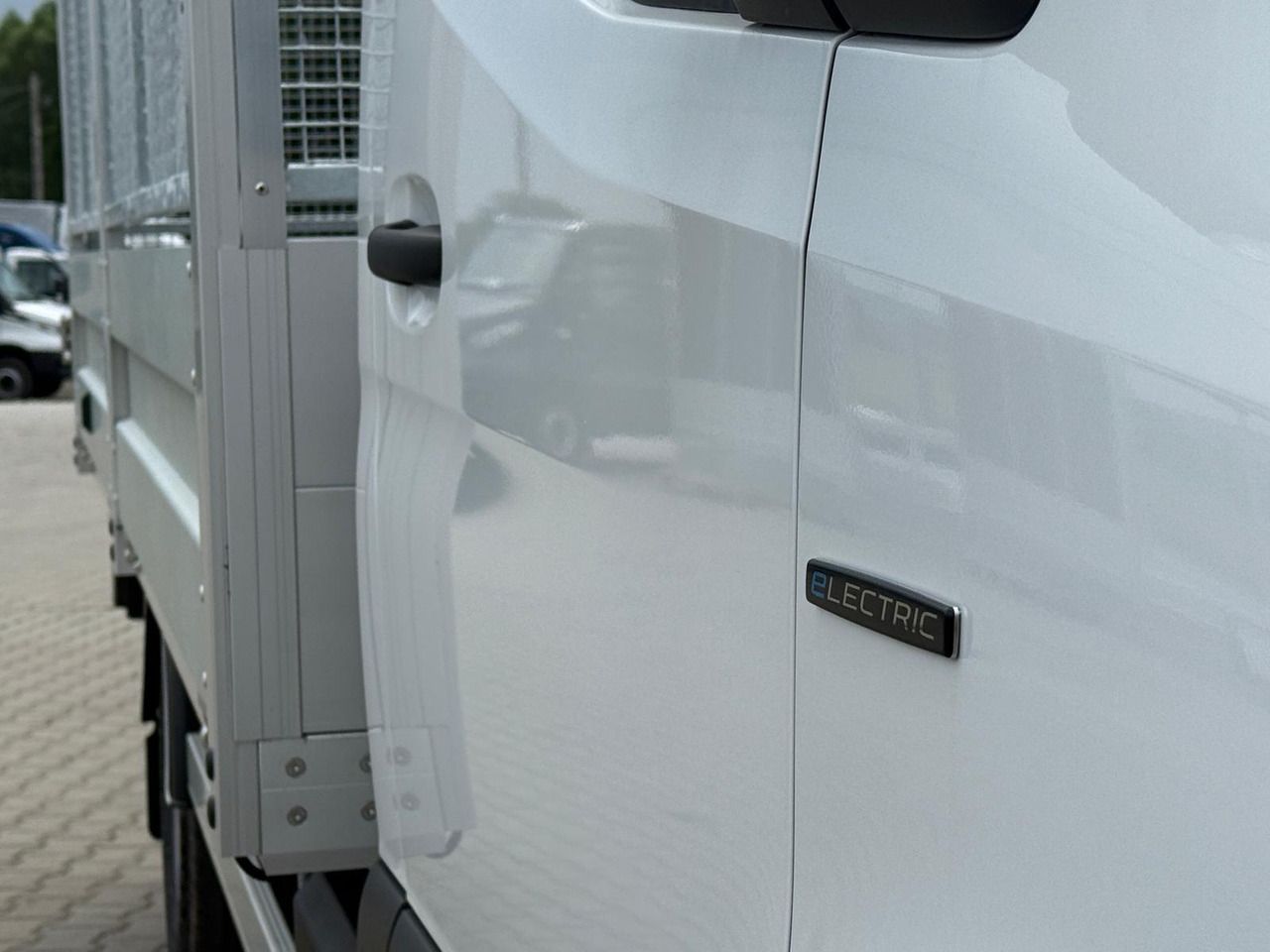 Новый Малотоннажный бортовой грузовик, Электрический фургон Mercedes eSprinter: фото 9