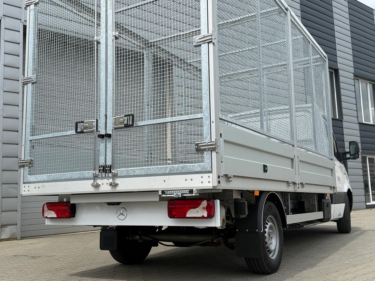 Новый Малотоннажный бортовой грузовик, Электрический фургон Mercedes eSprinter: фото 6
