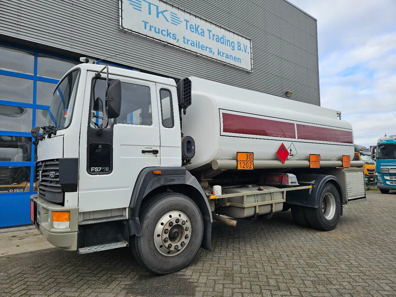 Volvo F S7 18 HOBUR 14.800 Liter 3 Compartments Steel Manual - Грузовик-цистерна: фото 1 Volvo F S7 18 HOBUR 14.800 Liter 3 Compartments Steel Manual - Грузовик-цистерна: фото 1