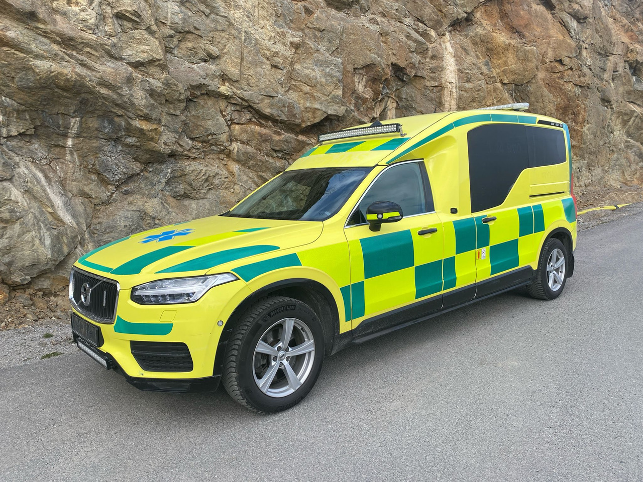 Volvo Nilsson XC90 D5 AWD - Ambulance / Krankenwagen / Швидка допомога - Машина скорой помощи: фото 2 Volvo Nilsson XC90 D5 AWD - Ambulance / Krankenwagen / Швидка допомога - Машина скорой помощи: фото 2