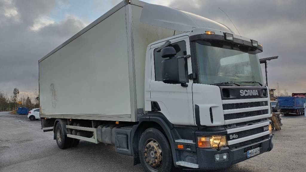 Scania P94 kokosivuaukeva kori+pl-nostin  - Грузовик с закрытым кузовом: фото 2 Scania P94 kokosivuaukeva kori+pl-nostin  - Грузовик с закрытым кузовом: фото 2