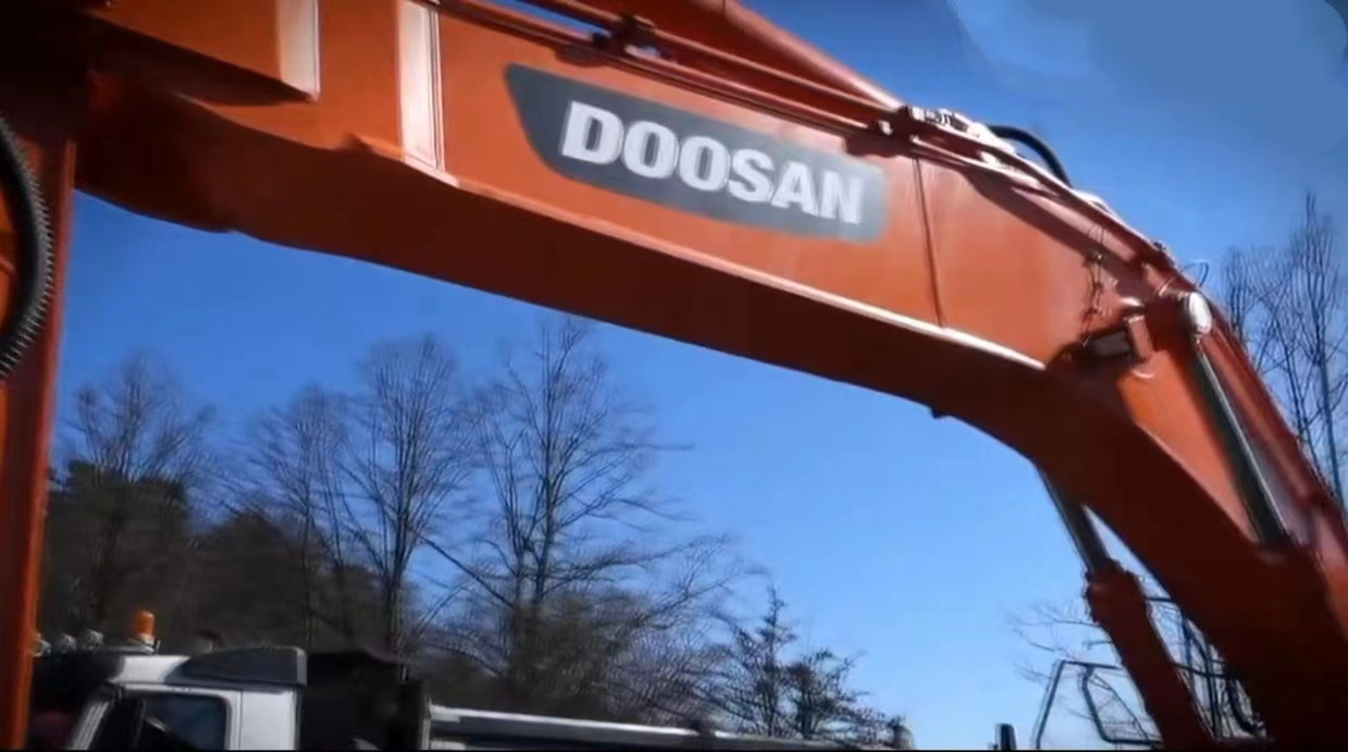 DOOSAN DX420LC - Гусеничный экскаватор: фото 2 DOOSAN DX420LC - Гусеничный экскаватор: фото 2