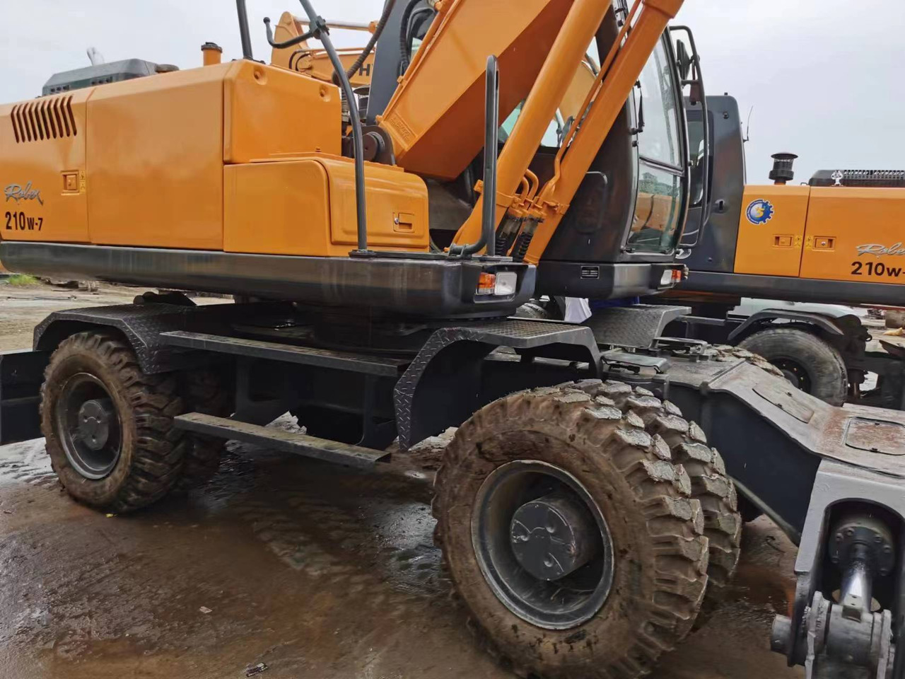 HYUNDAI 210W-7 - Колёсный экскаватор: фото 2 HYUNDAI 210W-7 - Колёсный экскаватор: фото 2