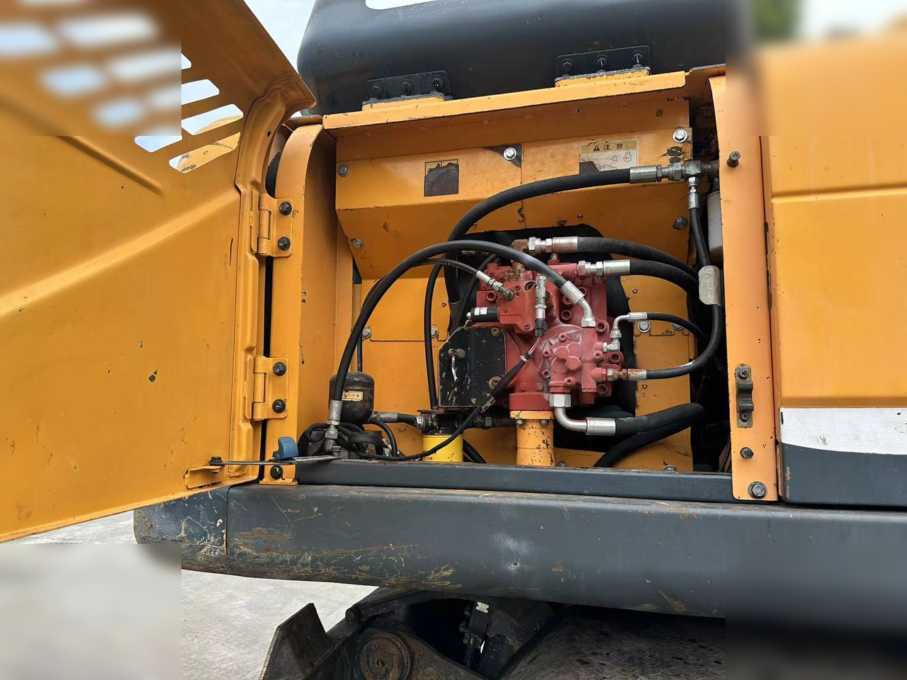 HYUNDAI ROBEX 210W-9 - Колёсный экскаватор: фото 2 HYUNDAI ROBEX 210W-9 - Колёсный экскаватор: фото 2