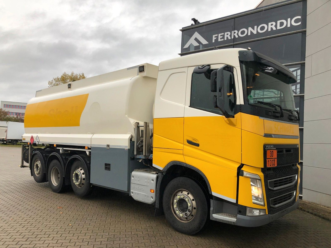 Volvo FH420 Tridem*ADR*3 Kammern 26700LT*ROHR*Sening - Грузовик-цистерна: фото 1 Volvo FH420 Tridem*ADR*3 Kammern 26700LT*ROHR*Sening - Грузовик-цистерна: фото 1