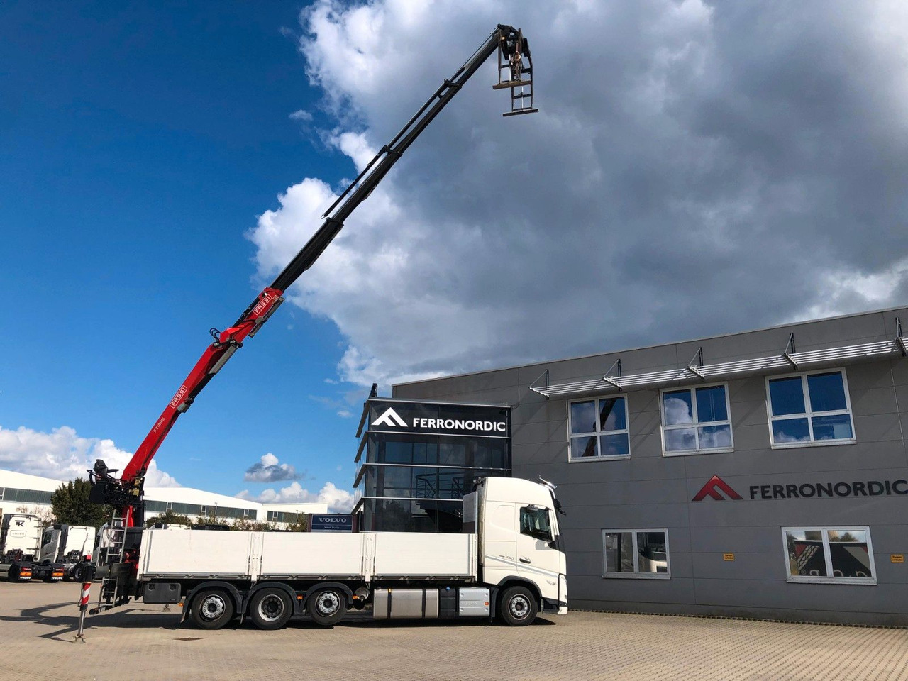 Volvo FH460 8x2 TRIDEM VLA&NLA gelenkt*FASSI F215AS.24 - Грузовик бортовой/ Платформа, Автоманипулятор: фото 1 Volvo FH460 8x2 TRIDEM VLA&NLA gelenkt*FASSI F215AS.24 - Грузовик бортовой/ Платформа, Автоманипулятор: фото 1