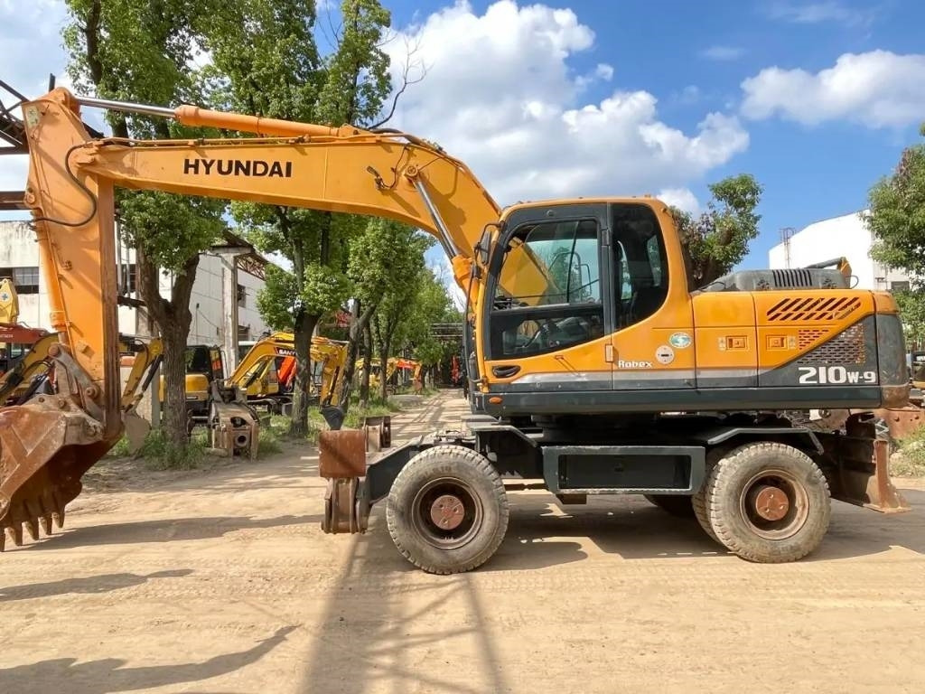 Hyundai R210W-9 - Колёсный экскаватор: фото 2 Hyundai R210W-9 - Колёсный экскаватор: фото 2