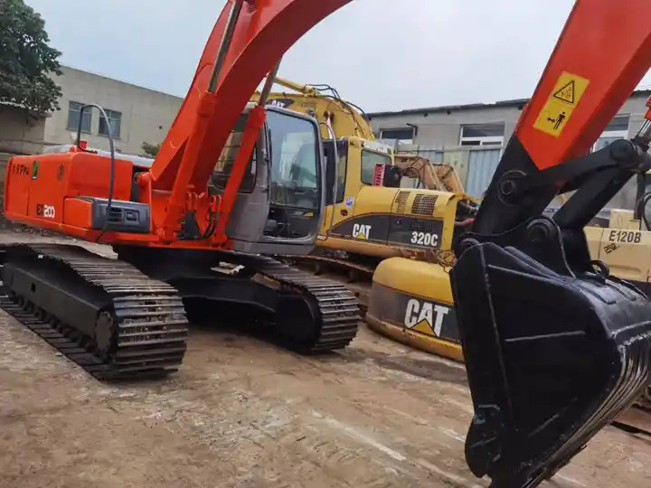 Popular Second Hand Hitachi Excavator Ex200 Used Hitachi Crawler Digger Original Made In Japan at Low Price For Sale - Гусеничный экскаватор: фото 3 Popular Second Hand Hitachi Excavator Ex200 Used Hitachi Crawler Digger Original Made In Japan at Low Price For Sale - Гусеничный экскаватор: фото 3