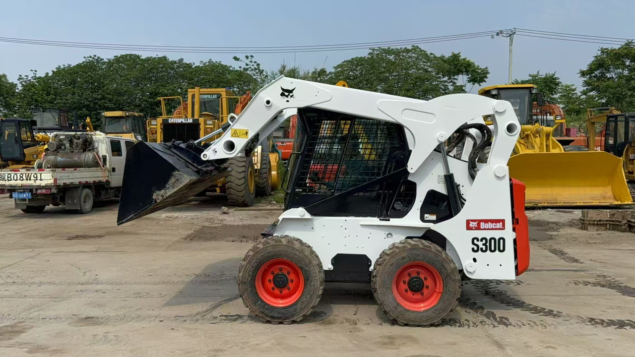 BOBCAT - Мини-погрузчик с бортовым поворотом: фото 1 BOBCAT - Мини-погрузчик с бортовым поворотом: фото 1