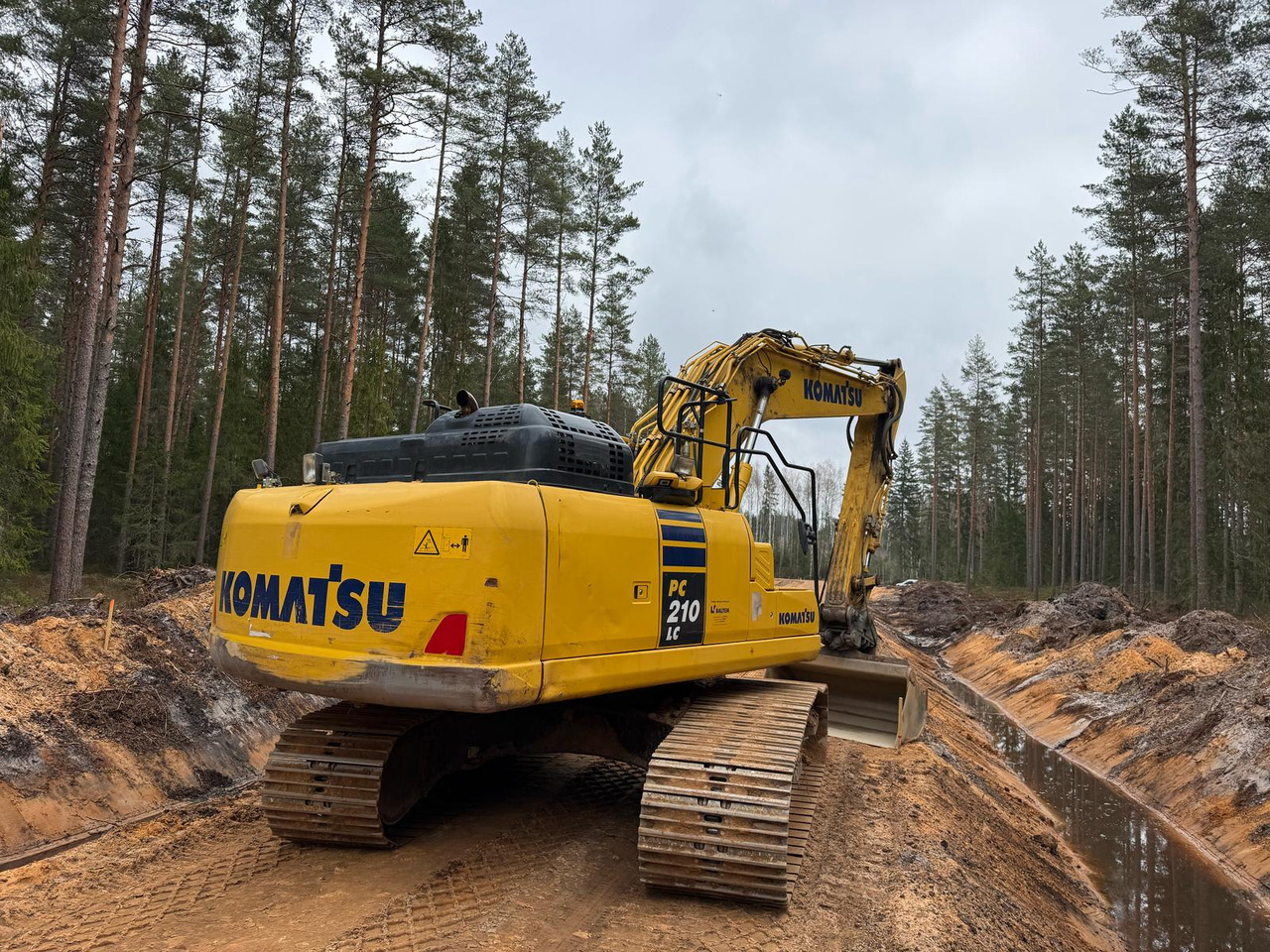 KOMATSU PC210LC-11 - Гусеничный экскаватор: фото 2 KOMATSU PC210LC-11 - Гусеничный экскаватор: фото 2