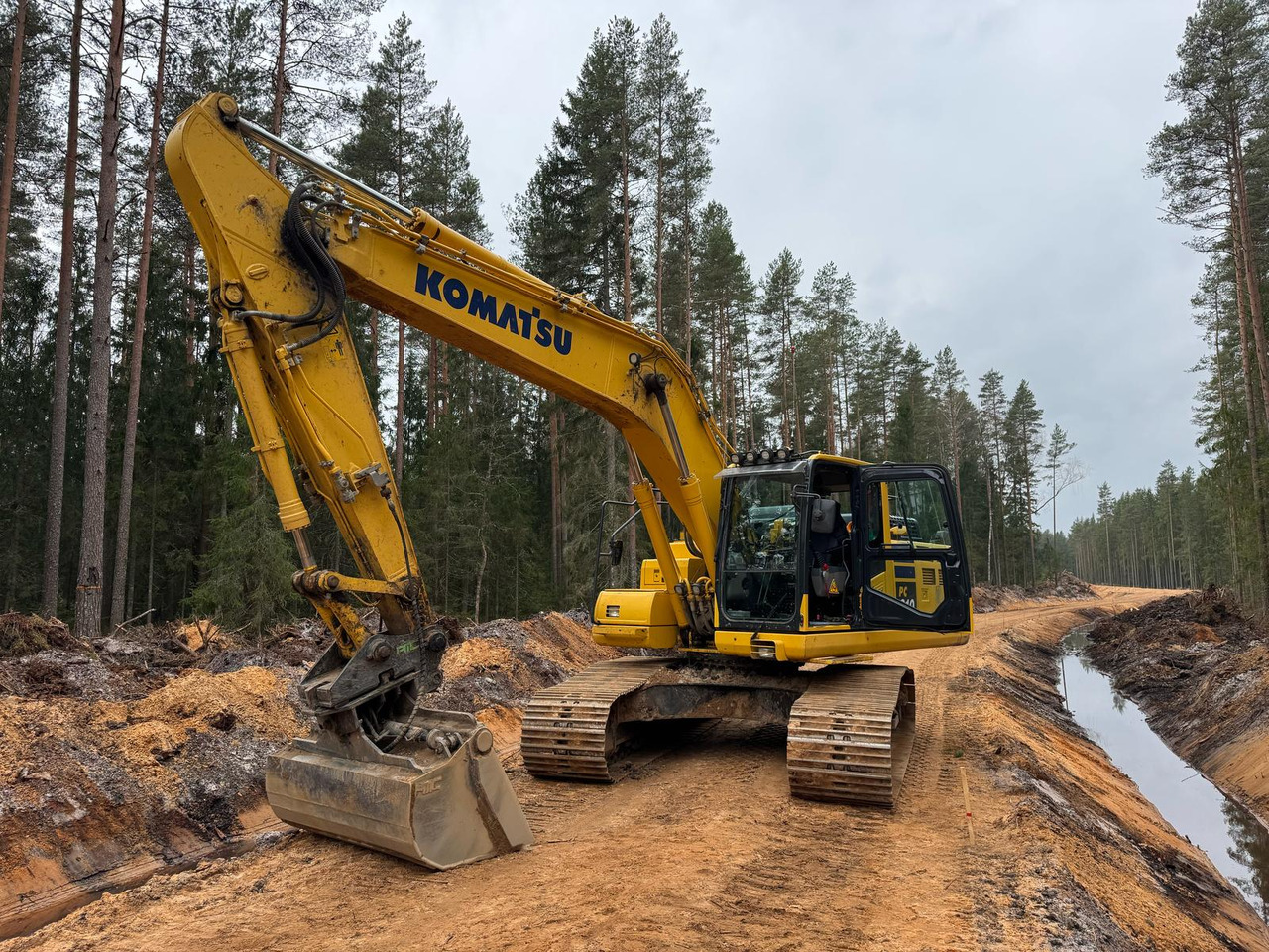 KOMATSU PC210LC-11 - Гусеничный экскаватор: фото 1 KOMATSU PC210LC-11 - Гусеничный экскаватор: фото 1