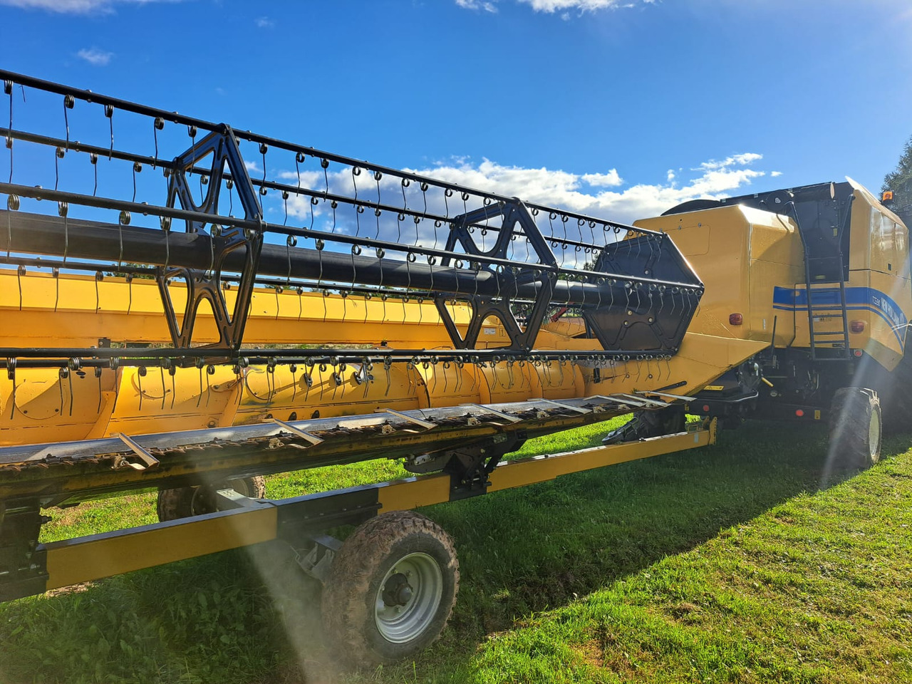 NEW HOLLAND TC 5.90 - Зерноуборочный комбайн: фото 3 NEW HOLLAND TC 5.90 - Зерноуборочный комбайн: фото 3