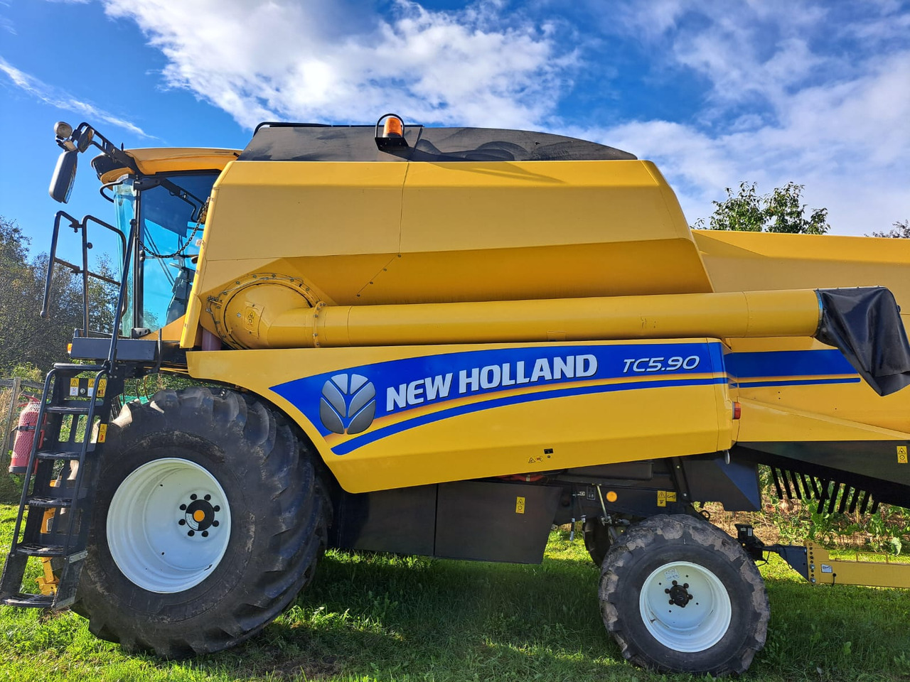 NEW HOLLAND TC 5.90 - Зерноуборочный комбайн: фото 1 NEW HOLLAND TC 5.90 - Зерноуборочный комбайн: фото 1