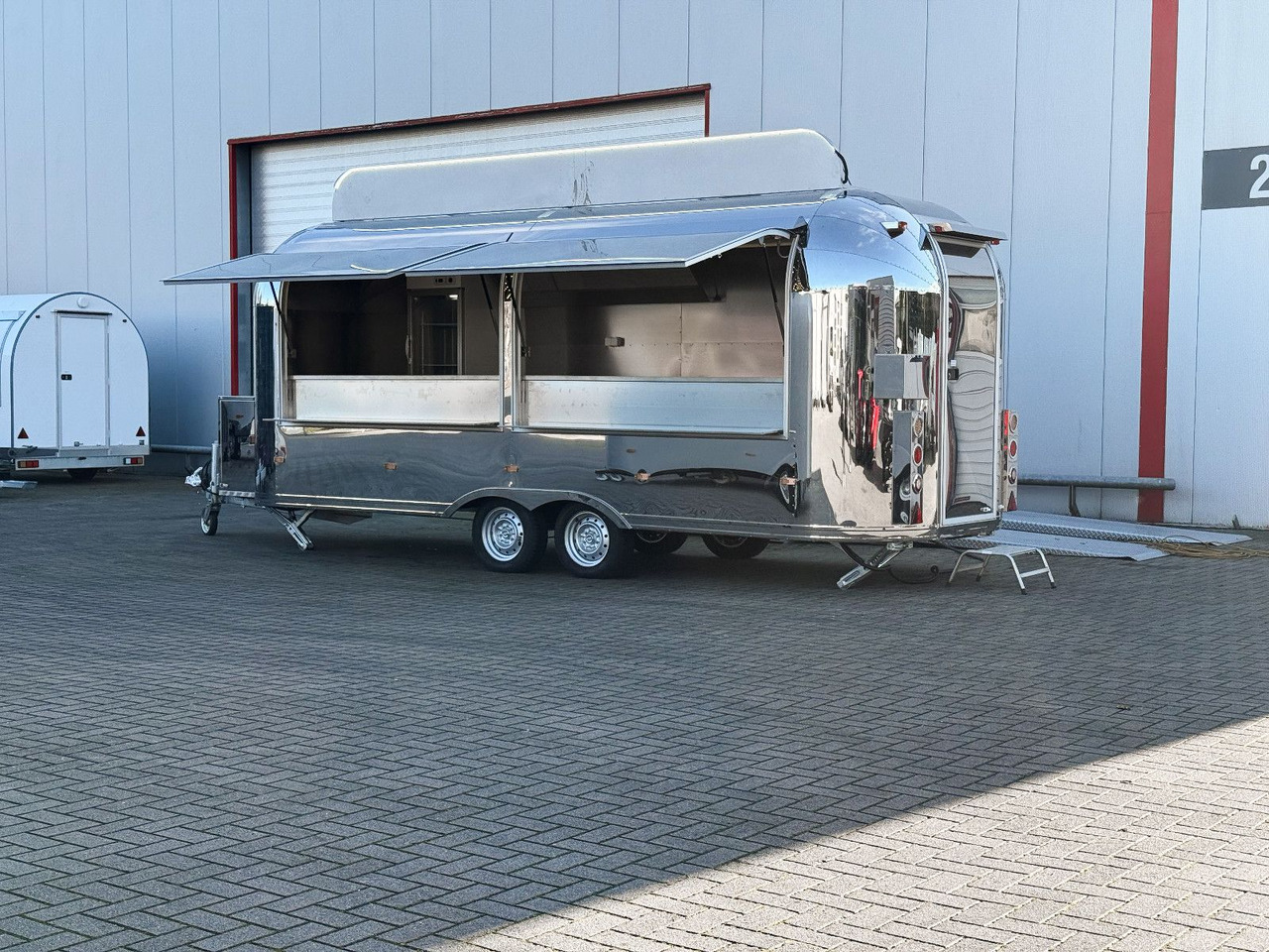 Esselmann Delistar Foodtruck 6000 ähn. Airstream - Торговый прицеп: фото 2 Esselmann Delistar Foodtruck 6000 ähn. Airstream - Торговый прицеп: фото 2