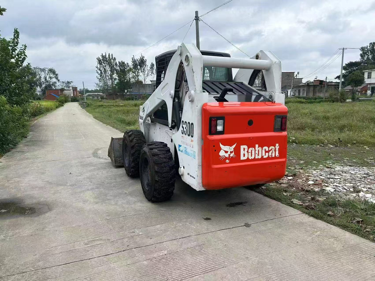 Bobcat S300 - Мини-погрузчик с бортовым поворотом: фото 3 Bobcat S300 - Мини-погрузчик с бортовым поворотом: фото 3