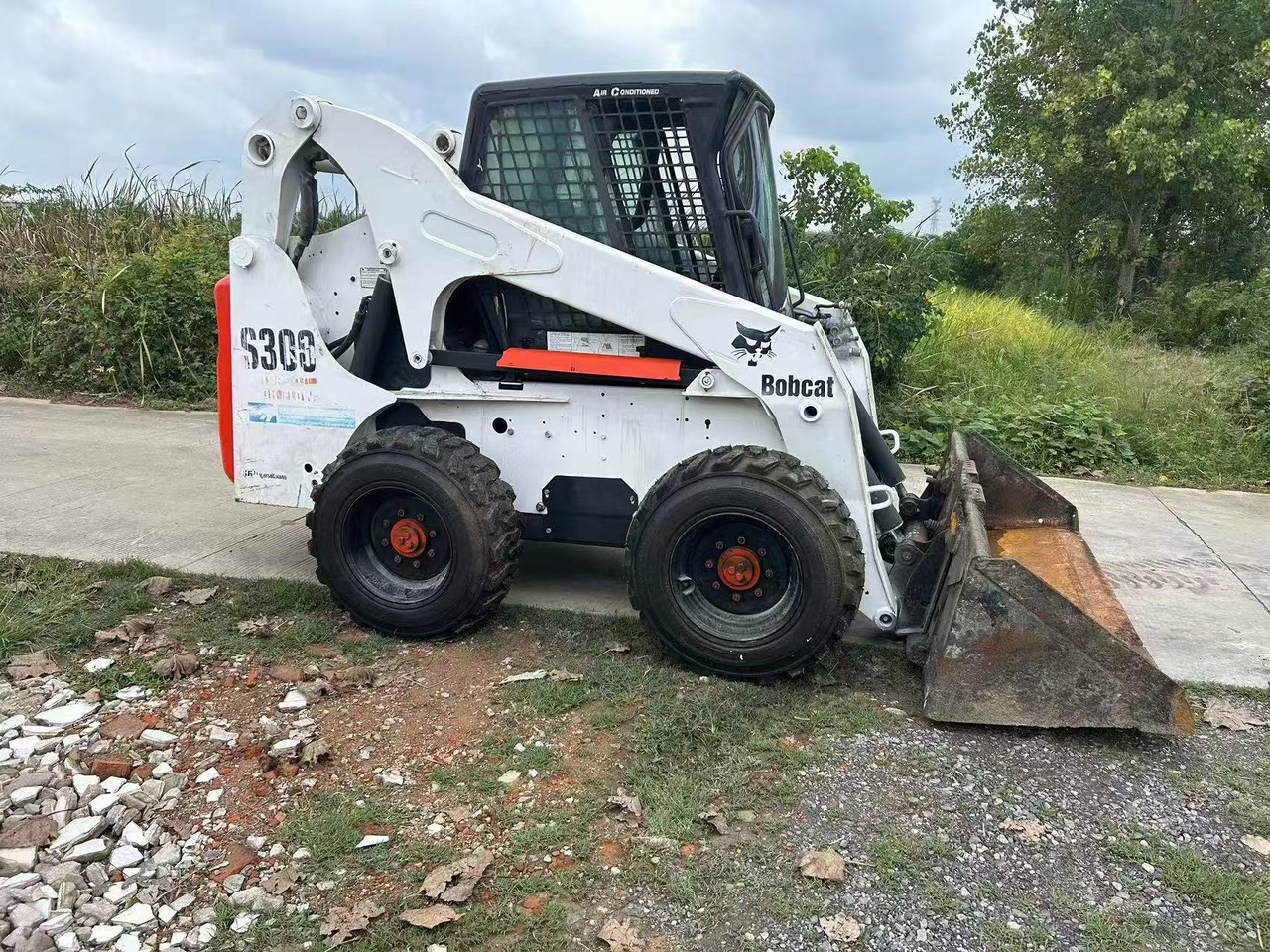 Bobcat S300 - Мини-погрузчик с бортовым поворотом: фото 1 Bobcat S300 - Мини-погрузчик с бортовым поворотом: фото 1