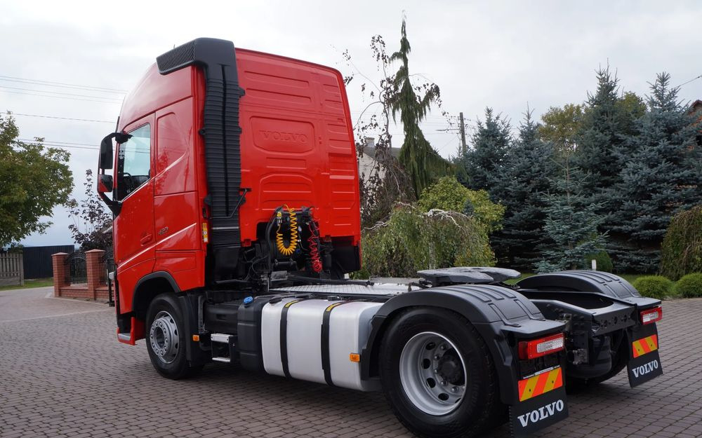 Volvo FH 4 EURO 6 GLOBETROTTER NISKI PRZEBIEG PEŁEN SERWIS - Тягач: фото 3 Volvo FH 4 EURO 6 GLOBETROTTER NISKI PRZEBIEG PEŁEN SERWIS - Тягач: фото 3