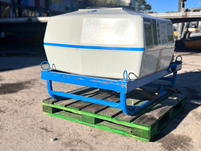 BLANCHARD CUVE D'ARROSAGE PULVERISATEUR AVEC POMPE ELECTRIQUE SUR BERCE (NET DE TVA) - Навесной опрыскиватель: фото 5 BLANCHARD CUVE D'ARROSAGE PULVERISATEUR AVEC POMPE ELECTRIQUE SUR BERCE (NET DE TVA) - Навесной опрыскиватель: фото 5