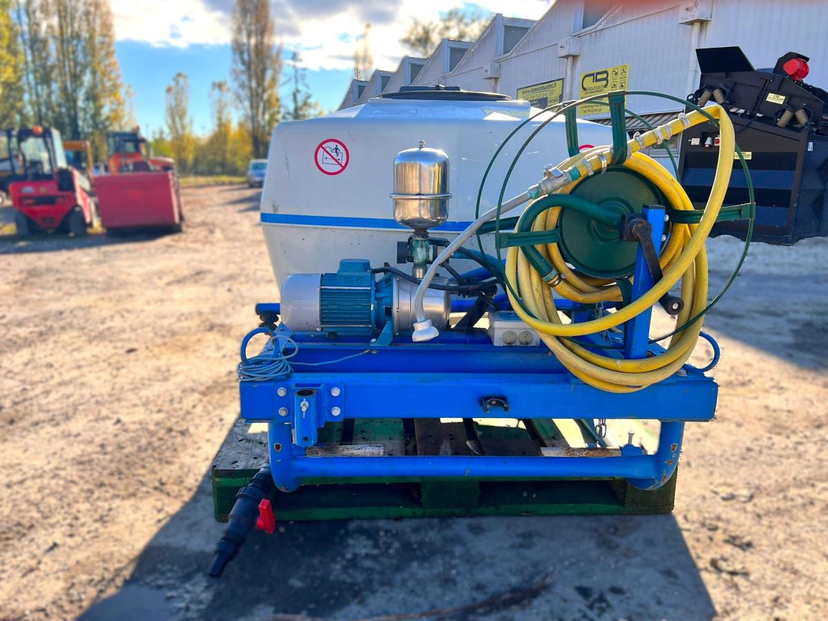 BLANCHARD CUVE D'ARROSAGE PULVERISATEUR AVEC POMPE ELECTRIQUE SUR BERCE (NET DE TVA) - Навесной опрыскиватель: фото 2 BLANCHARD CUVE D'ARROSAGE PULVERISATEUR AVEC POMPE ELECTRIQUE SUR BERCE (NET DE TVA) - Навесной опрыскиватель: фото 2