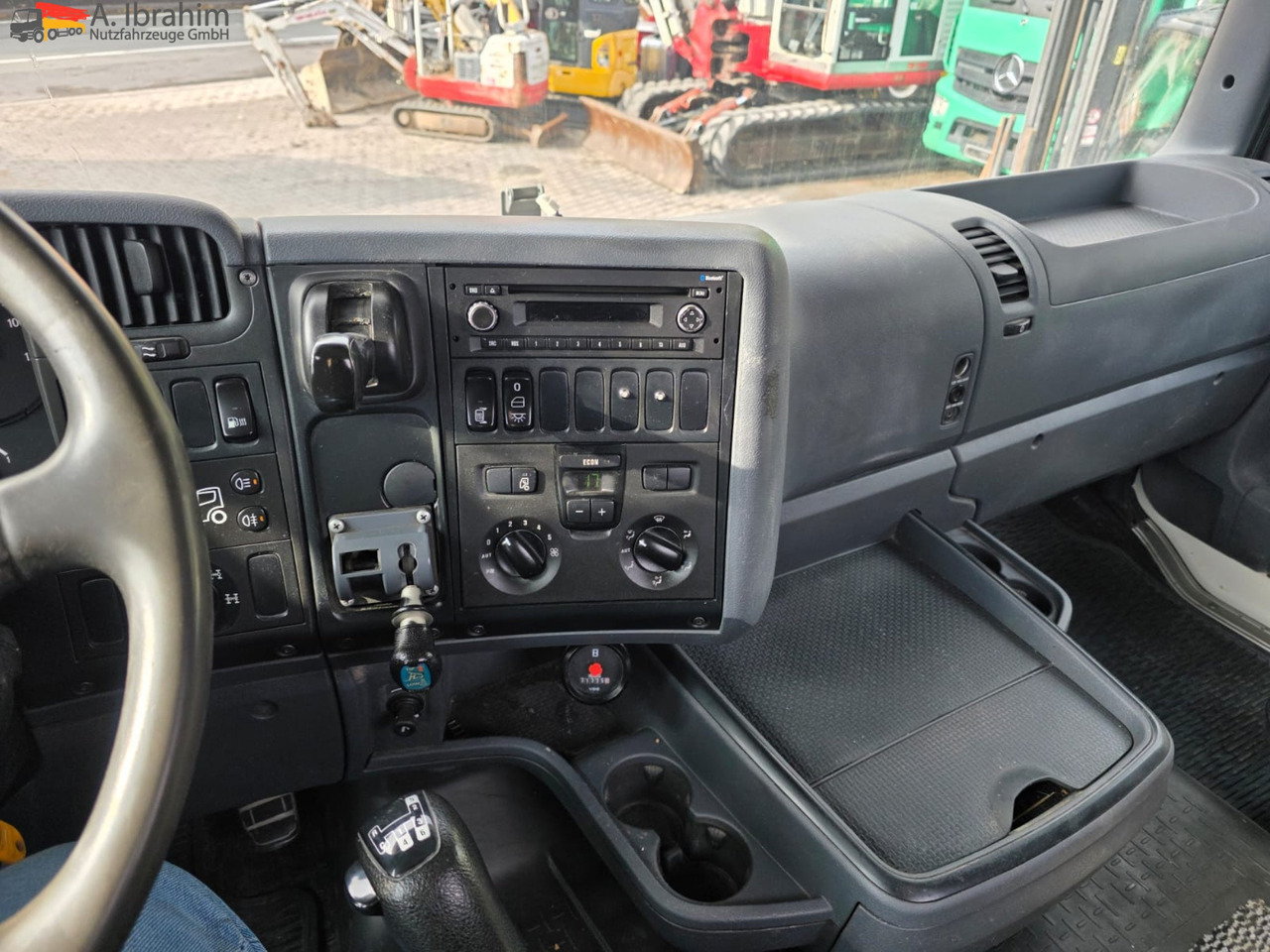 Scania R560 | 6x4 | V8 | Blatt Blatt | Schaltgetriebe | Kipphydraulik | Klima | Trommelbremse| 3 Pedals - Тягач: фото 3 Scania R560 | 6x4 | V8 | Blatt Blatt | Schaltgetriebe | Kipphydraulik | Klima | Trommelbremse| 3 Pedals - Тягач: фото 3