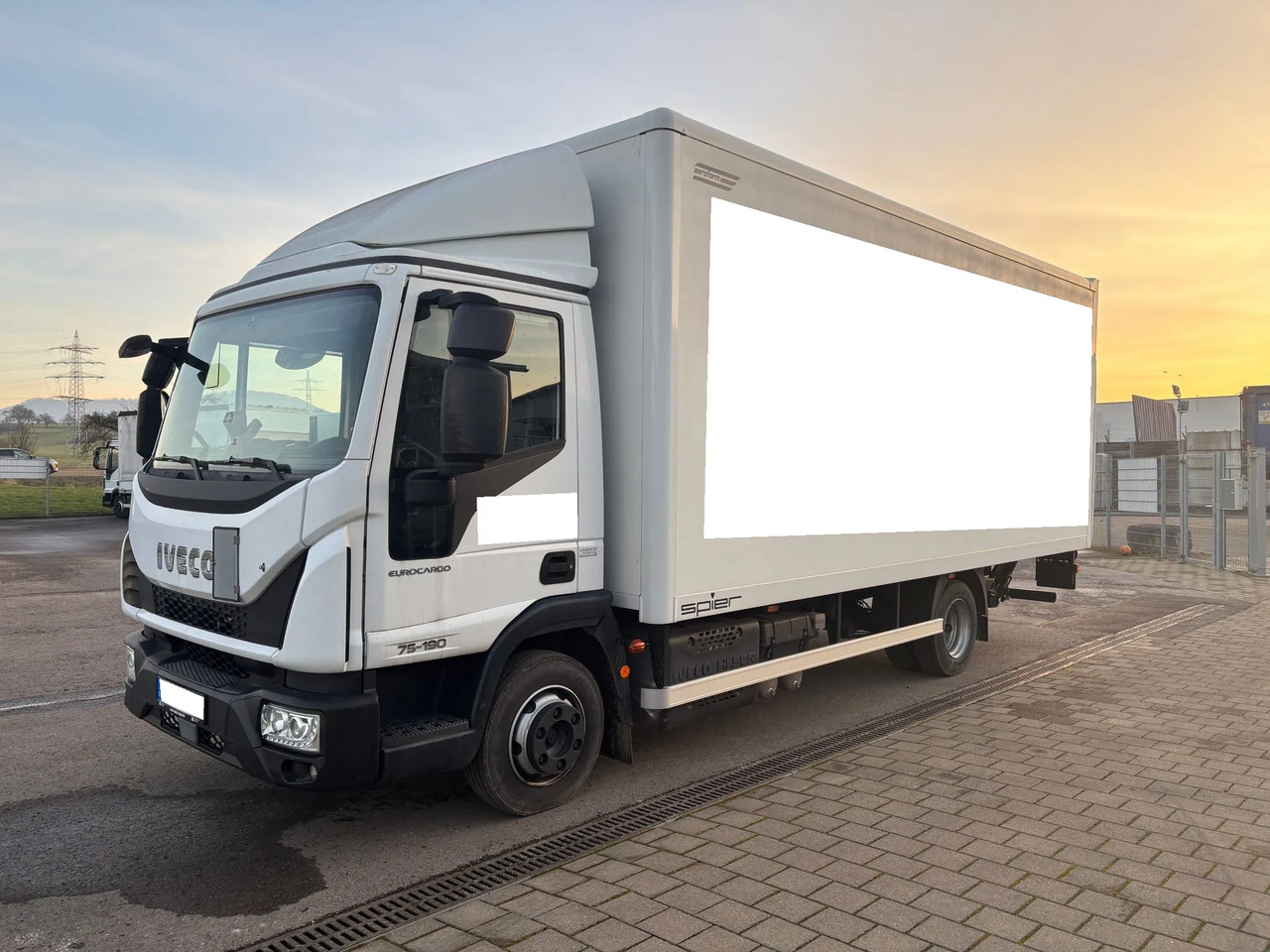 IVECO EUROCARGO 75E19P - Грузовик с закрытым кузовом: фото 1 IVECO EUROCARGO 75E19P - Грузовик с закрытым кузовом: фото 1