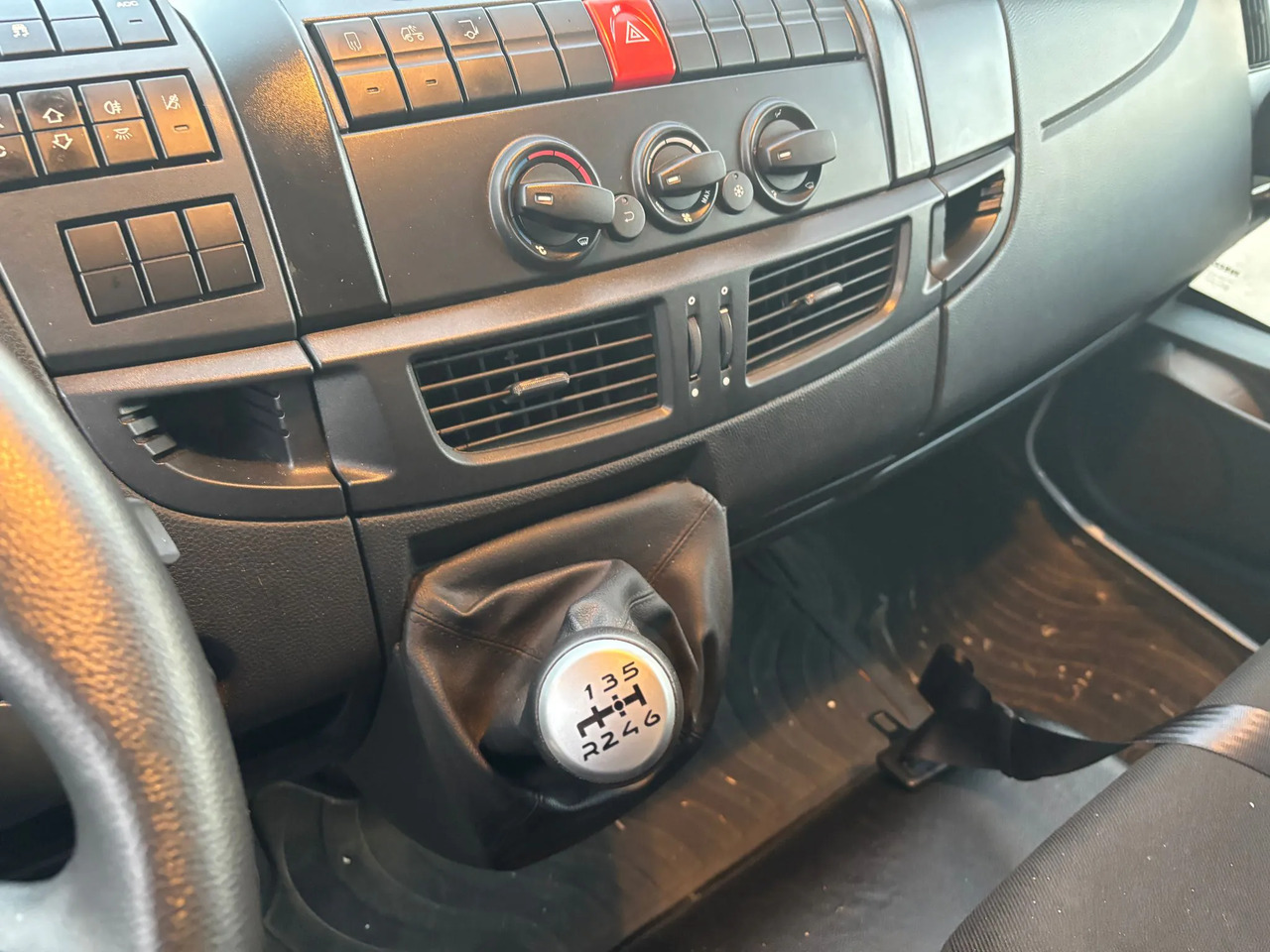 IVECO EUROCARGO 75E19P - Грузовик с закрытым кузовом: фото 4 IVECO EUROCARGO 75E19P - Грузовик с закрытым кузовом: фото 4