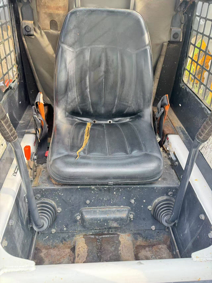 BOBCAT S300 - Мини-погрузчик с бортовым поворотом: фото 5 BOBCAT S300 - Мини-погрузчик с бортовым поворотом: фото 5