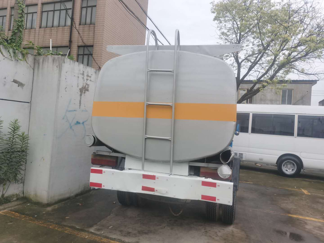 DONGFENG 6ton - Грузовик-цистерна: фото 4 DONGFENG 6ton - Грузовик-цистерна: фото 4