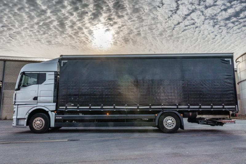 MAN TGX 18.400 XLX+HAYON - Тентованный грузовик: фото 3 MAN TGX 18.400 XLX+HAYON - Тентованный грузовик: фото 3