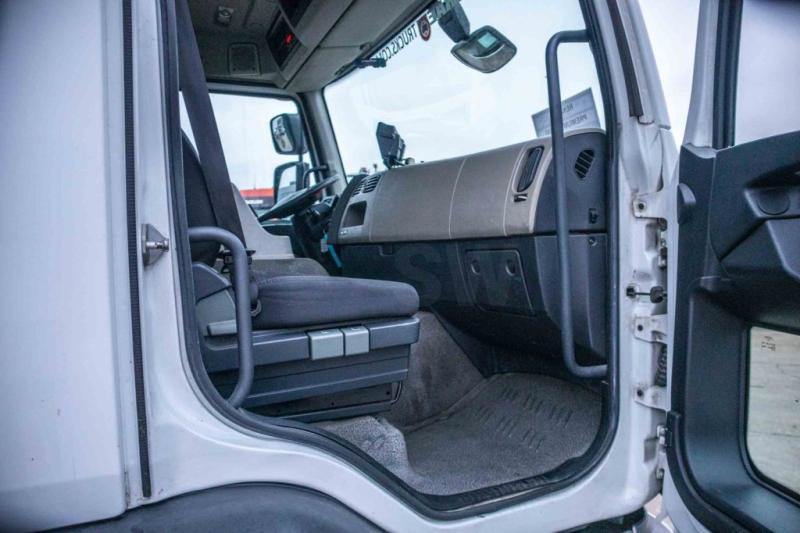 Фото интерьера 3: Renault PREMIUM 380 DXI-6x2 в лизинг Renault PREMIUM 380 DXI-6x2