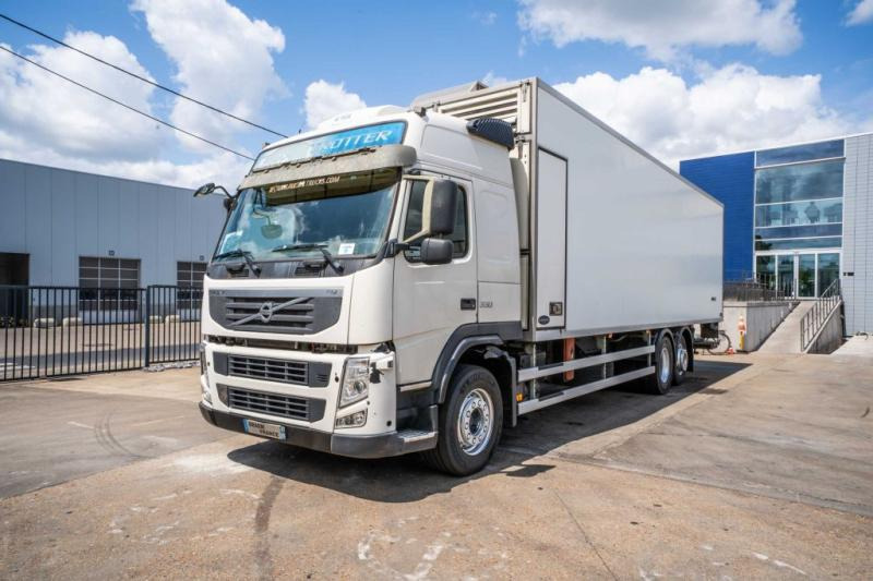 Volvo FM 330-6x2-VEB+AUBINEAU+DHOLLANDIA- POUSSIN/CHICKEN/KUIKEN/KÛKEN - Рефрижератор: фото 1 Volvo FM 330-6x2-VEB+AUBINEAU+DHOLLANDIA- POUSSIN/CHICKEN/KUIKEN/KÛKEN - Рефрижератор: фото 1