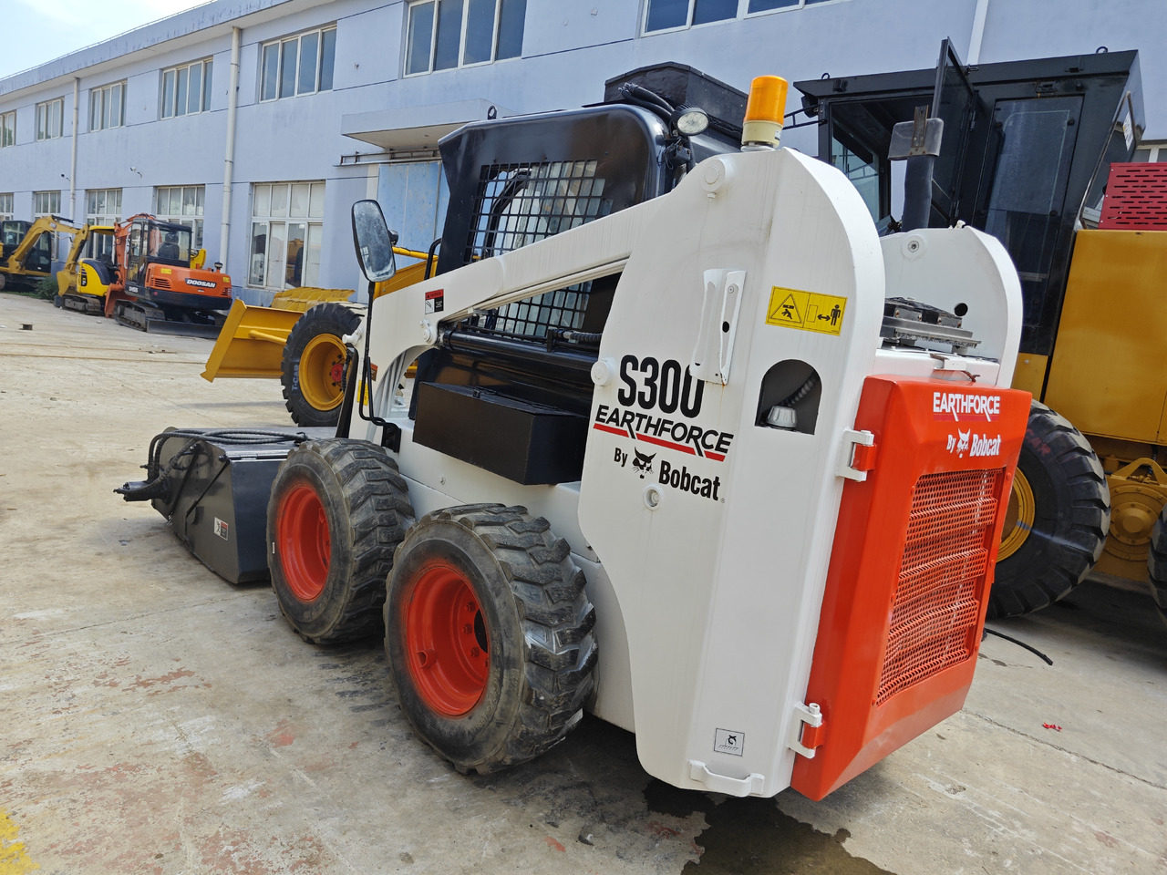 Bobcat S300 - Мини-погрузчик с бортовым поворотом: фото 1 Bobcat S300 - Мини-погрузчик с бортовым поворотом: фото 1