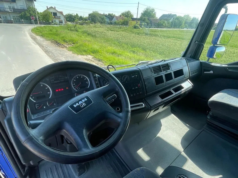 Фото интерьера 1: Тягач MAN TGA , FOR PARTS ONLY , NO ENGINE AND GEARBOX Фото интерьера 1: Тягач MAN TGA , FOR PARTS ONLY , NO ENGINE AND GEARBOX