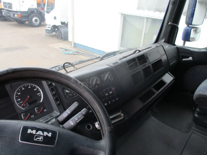 Фото интерьера 2: Тягач MAN TGA , FOR PARTS ONLY , NO ENGINE AND GEARBOX Фото интерьера 2: Тягач MAN TGA , FOR PARTS ONLY , NO ENGINE AND GEARBOX