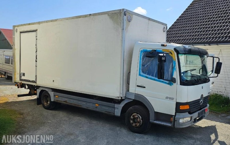 Грузовик с закрытым кузовом 2004 Mercedes-Benz 818/42AT7,5, Reparasjonsobjekt: фото 1
