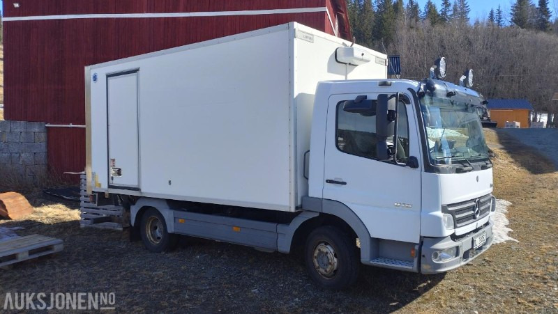 2006 Mercedes-Benz 818/33AT 7,5 skapbil ryggekamera s+v dekk kjetting - Грузовик с закрытым кузовом: фото 3 2006 Mercedes-Benz 818/33AT 7,5 skapbil ryggekamera s+v dekk kjetting - Грузовик с закрытым кузовом: фото 3
