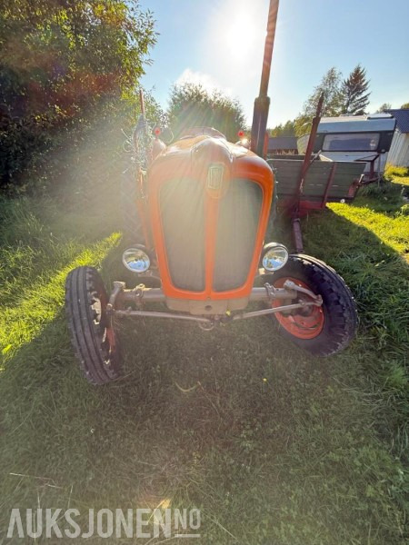 Fiat 411r med bakmontert skjær og frontlaster - Трактор: фото 2 Fiat 411r med bakmontert skjær og frontlaster - Трактор: фото 2
