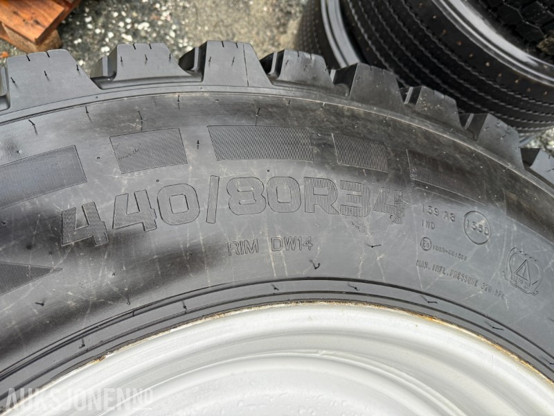 Traktordekk med pigg stått på New Holland T5060 - Сельскохозяйственная техника: фото 2 Traktordekk med pigg stått på New Holland T5060 - Сельскохозяйственная техника: фото 2