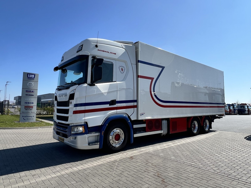 Scania S450 6x2 koelwagen Retarder / Dhollandia / Bloenenmaat - Рефрижератор: фото 1 Scania S450 6x2 koelwagen Retarder / Dhollandia / Bloenenmaat - Рефрижератор: фото 1