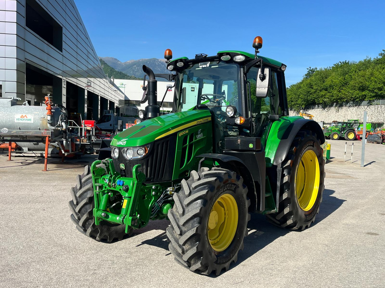 JOHN DEERE 6100M - Трактор: фото 2 JOHN DEERE 6100M - Трактор: фото 2