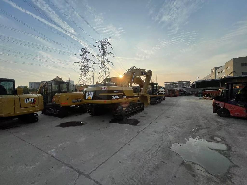 CAT 320 B - Гусеничный экскаватор: фото 1 CAT 320 B - Гусеничный экскаватор: фото 1