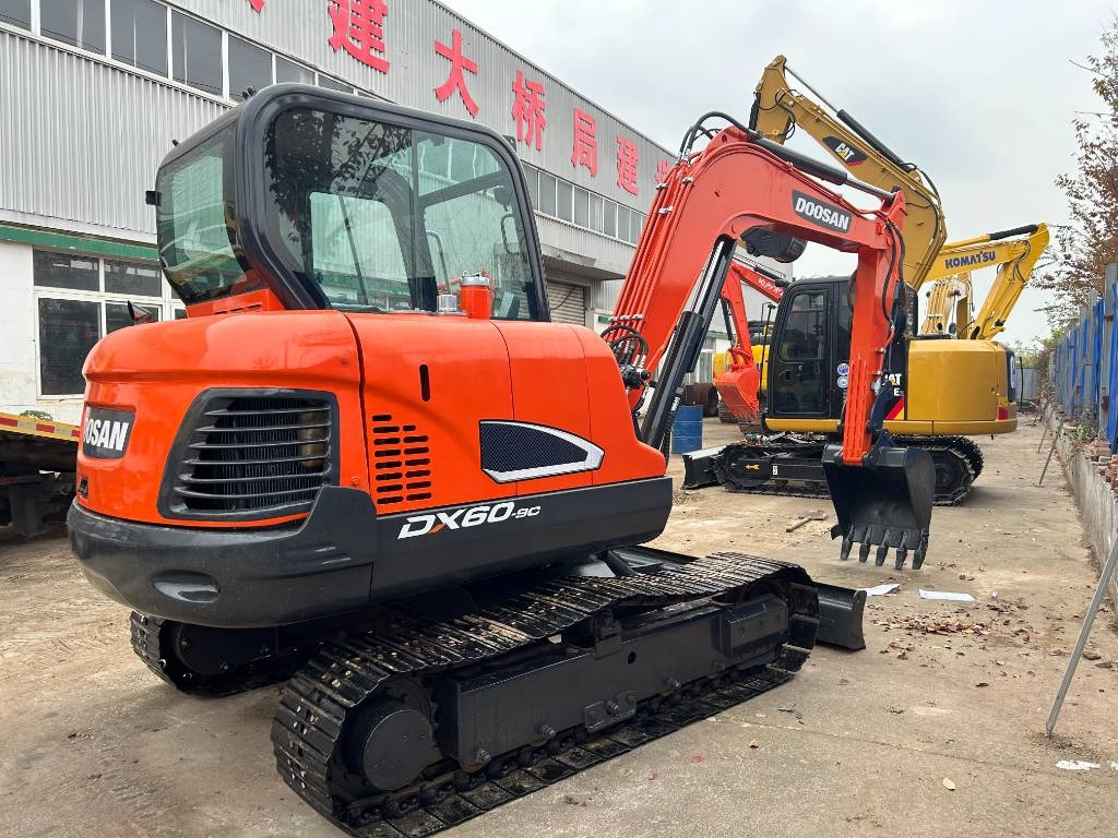 Doosan DX 60 - Гусеничный экскаватор: фото 1 Doosan DX 60 - Гусеничный экскаватор: фото 1