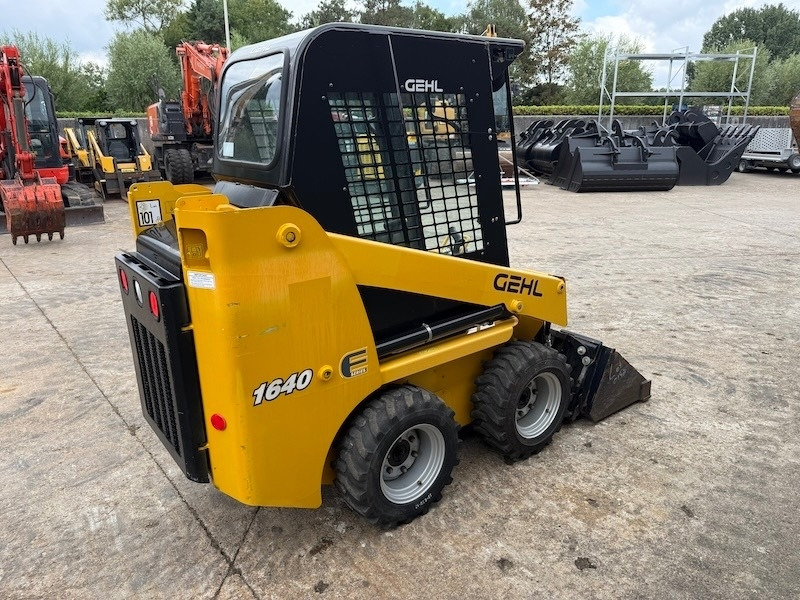 Gehl 1640 - Мини-погрузчик с бортовым поворотом: фото 5 Gehl 1640 - Мини-погрузчик с бортовым поворотом: фото 5