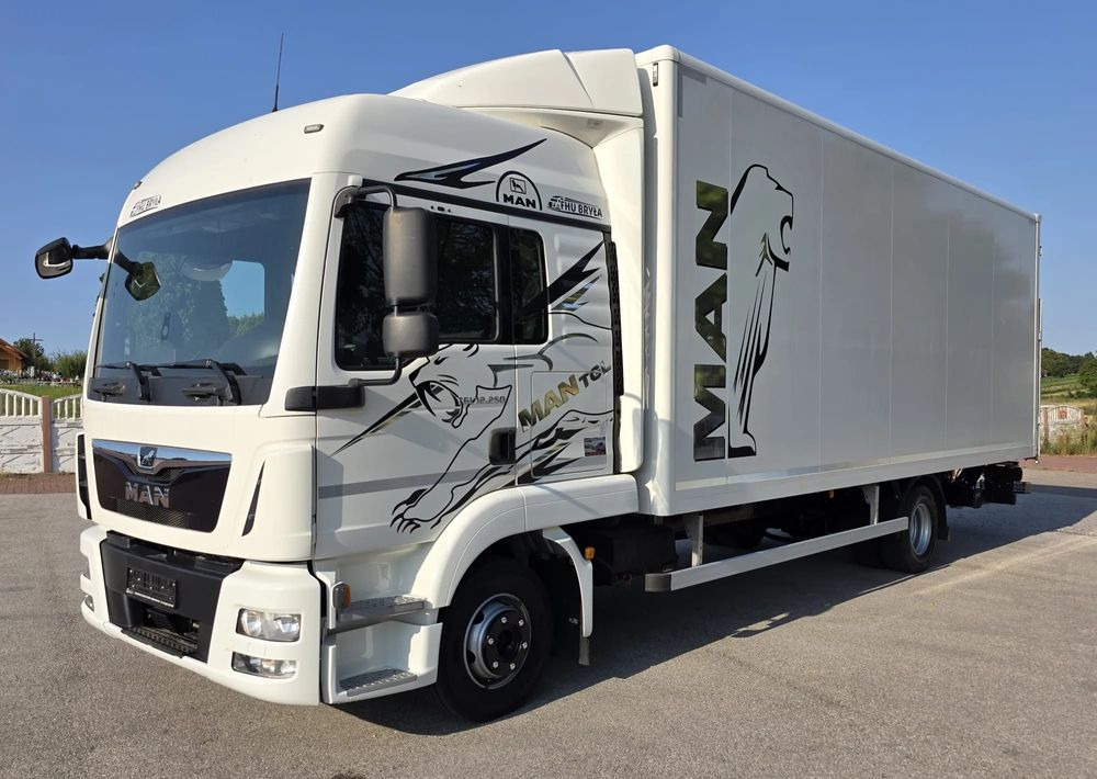 MAN TGL 12.250 / KONTENER / IZOTERMA / WINDA / 2019R / EURO 6 / PEŁEN SERWIS / 6 TON ŁADOWNOŚĆ / SPROWADZONY / ZADBANY / JAK NOWY / KSIĄŻKA SERWISOWA / E6 / 17 PALET - Грузовик с закрытым кузовом: фото 1 MAN TGL 12.250 / KONTENER / IZOTERMA / WINDA / 2019R / EURO 6 / PEŁEN SERWIS / 6 TON ŁADOWNOŚĆ / SPROWADZONY / ZADBANY / JAK NOWY / KSIĄŻKA SERWISOWA / E6 / 17 PALET - Грузовик с закрытым кузовом: фото 1