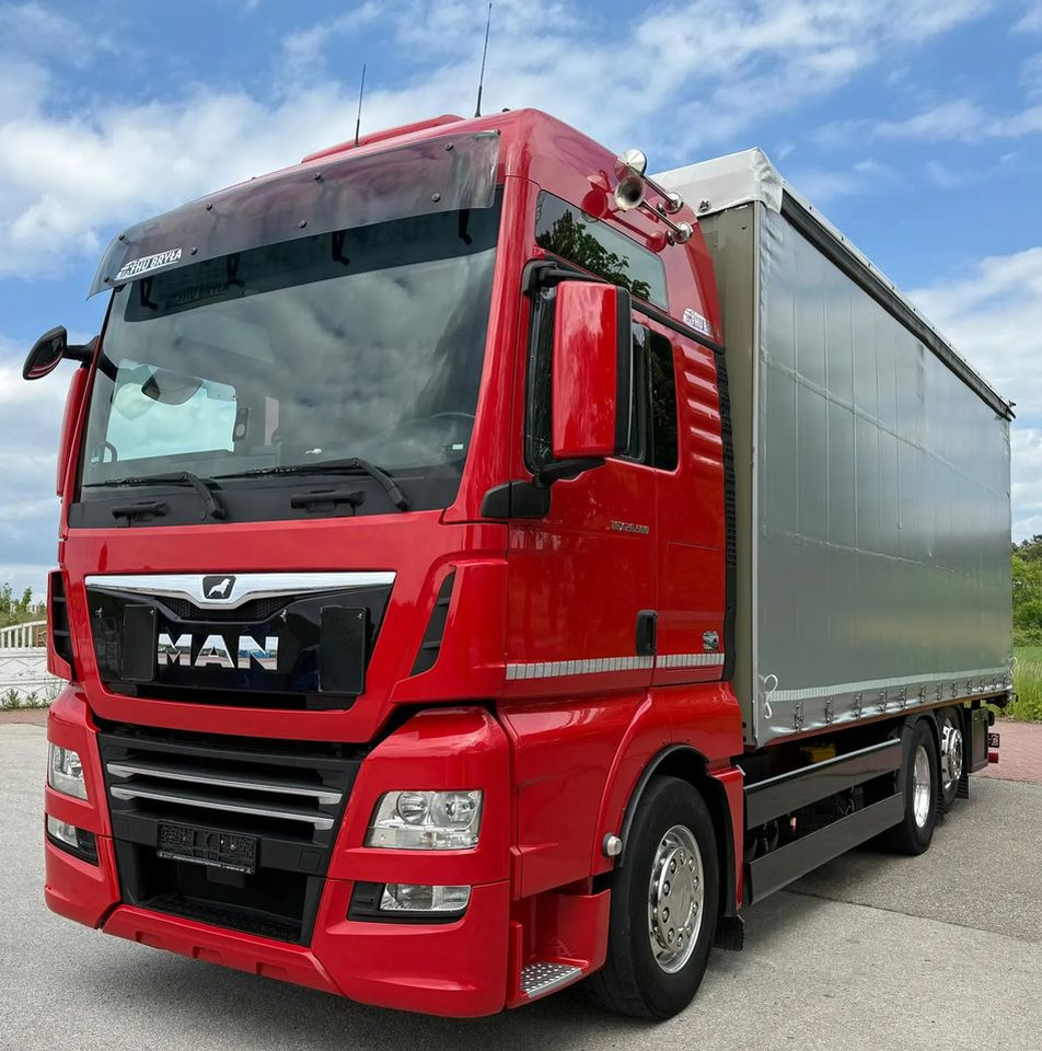 MAN TGX 26.500 / LIFT / 6X2 / KLIMA POSTOJOWA / 18PALET / E6 / FIRANKA / 18 TON ŁADOWNOŚĆ / WINDA / NISKI PRZEBIEG / JEDEN WŁAŚCICIEL / PODWIESZANA OŚ - Тентованный грузовик: фото 1 MAN TGX 26.500 / LIFT / 6X2 / KLIMA POSTOJOWA / 18PALET / E6 / FIRANKA / 18 TON ŁADOWNOŚĆ / WINDA / NISKI PRZEBIEG / JEDEN WŁAŚCICIEL / PODWIESZANA OŚ - Тентованный грузовик: фото 1