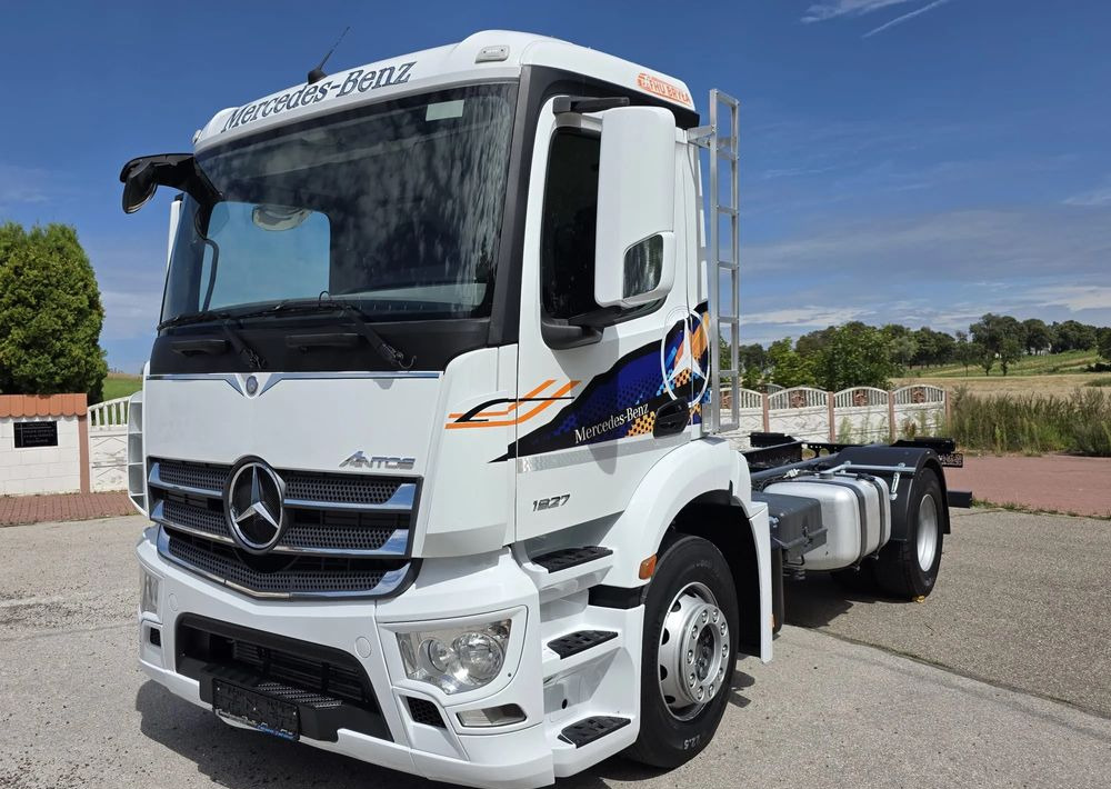 Mercedes-Benz ANTOS 1827 / ATEGO / ACTROS / E6 / ROZSTAW OSI 3.75M / WYWROT / BECZKA / UTRZYMANIE DRÓG / HAKOWIEC / SPROWADZONY / PIERWSZY WŁAŚCICIEL / STAN BDB - Грузовик-шасси: фото 1 Mercedes-Benz ANTOS 1827 / ATEGO / ACTROS / E6 / ROZSTAW OSI 3.75M / WYWROT / BECZKA / UTRZYMANIE DRÓG / HAKOWIEC / SPROWADZONY / PIERWSZY WŁAŚCICIEL / STAN BDB - Грузовик-шасси: фото 1