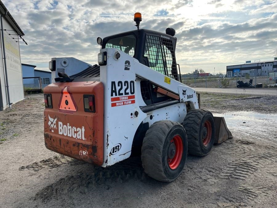 Bobcat A 220 - Мини-погрузчик с бортовым поворотом: фото 3 Bobcat A 220 - Мини-погрузчик с бортовым поворотом: фото 3