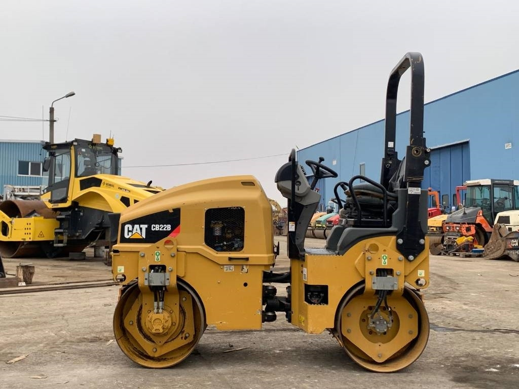 CAT CB 22B - Дорожный каток: фото 2 CAT CB 22B - Дорожный каток: фото 2