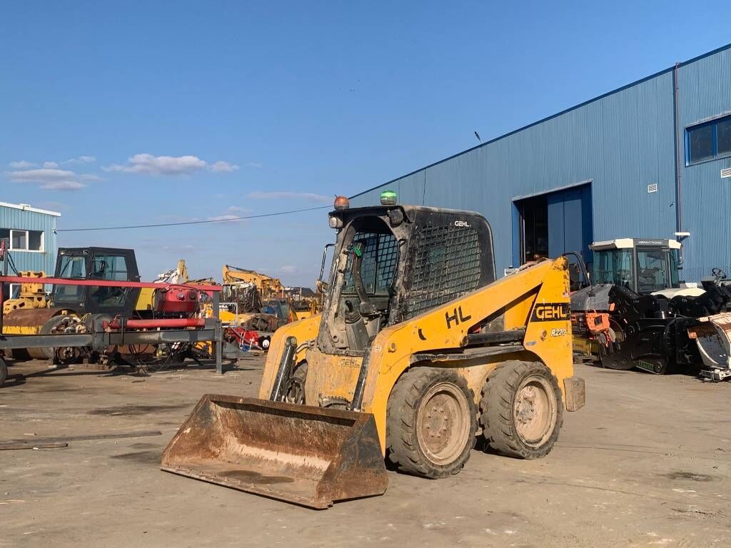Gehl R 220 Gehl R 220 - Мини-погрузчик с бортовым поворотом: фото 1 Gehl R 220 Gehl R 220 - Мини-погрузчик с бортовым поворотом: фото 1