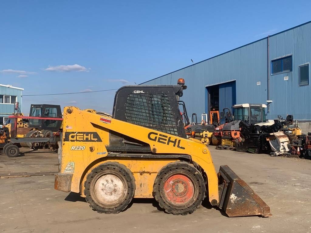 Gehl R 220 Gehl R 220 - Мини-погрузчик с бортовым поворотом: фото 5 Gehl R 220 Gehl R 220 - Мини-погрузчик с бортовым поворотом: фото 5
